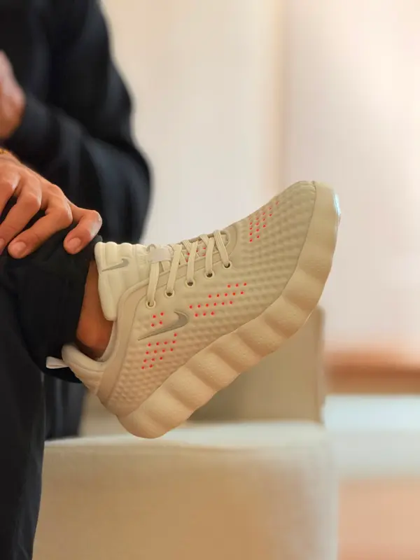 Tênis creme com detalhes perfurados em coral e solado texturizado