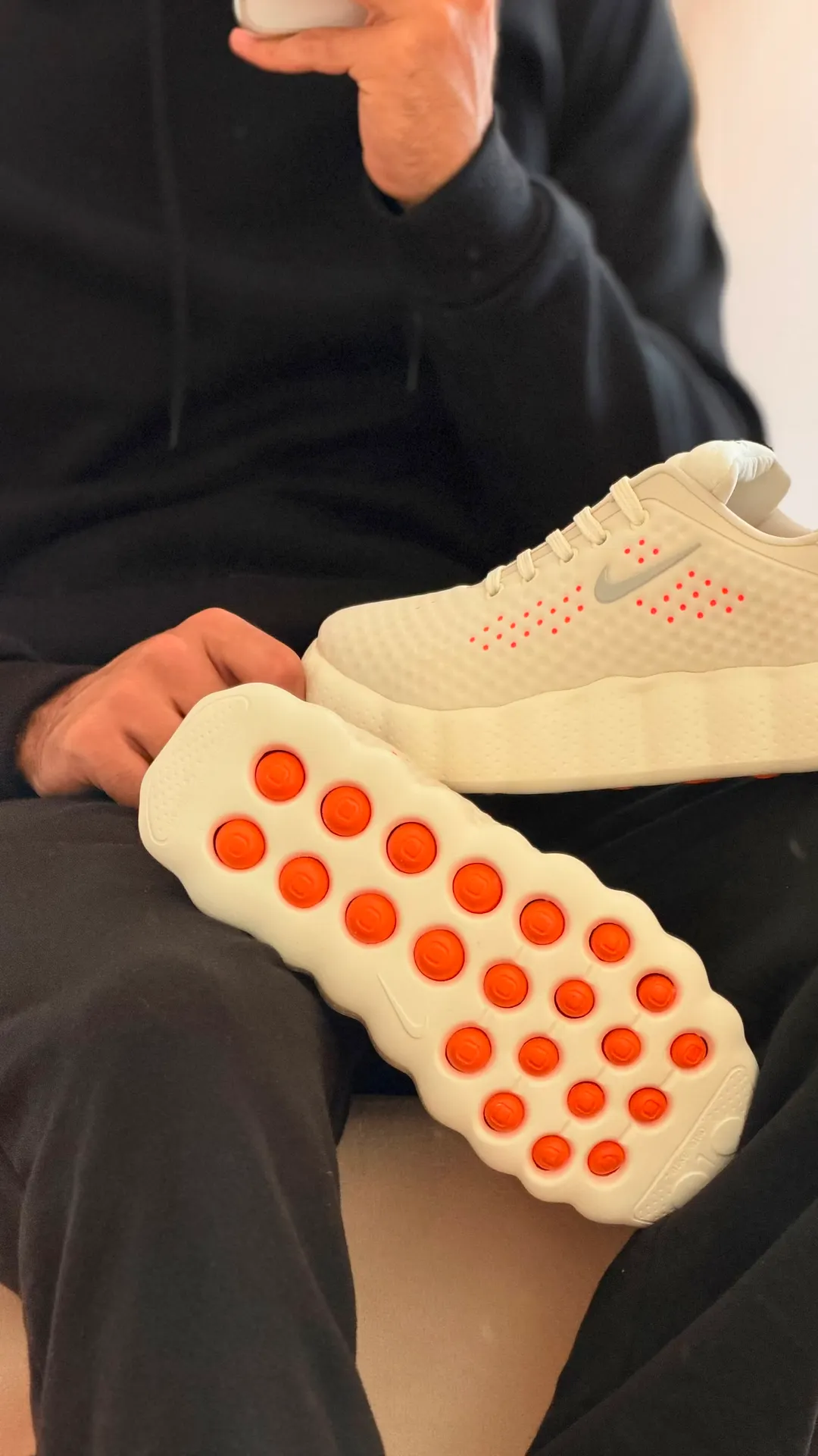 Tênis creme com detalhes perfurados em coral e solado texturizado