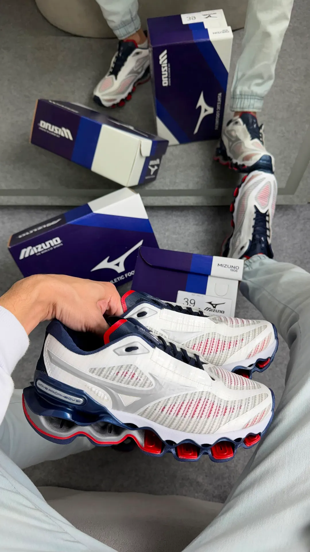 Tênis de treino branco com listras pretas e entressola off-white