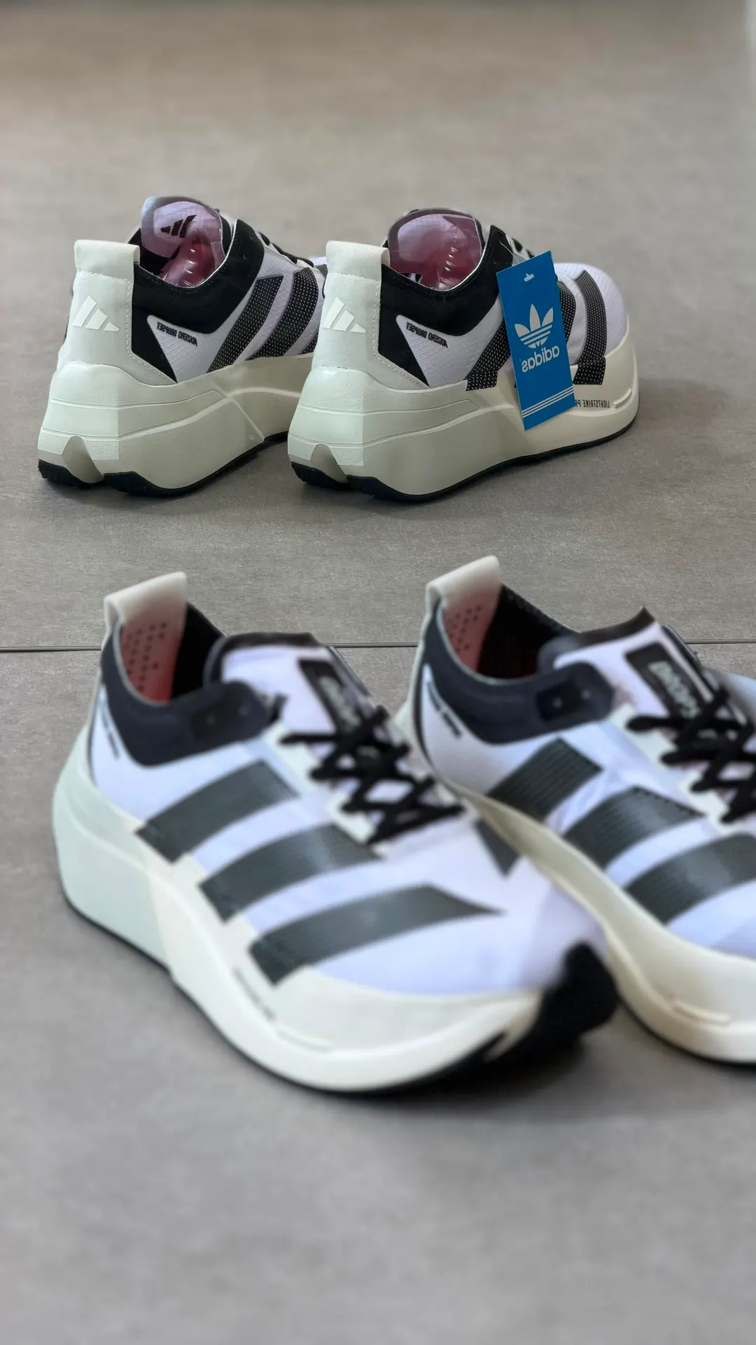 Tênis de treino branco com listras pretas e entressola off-white