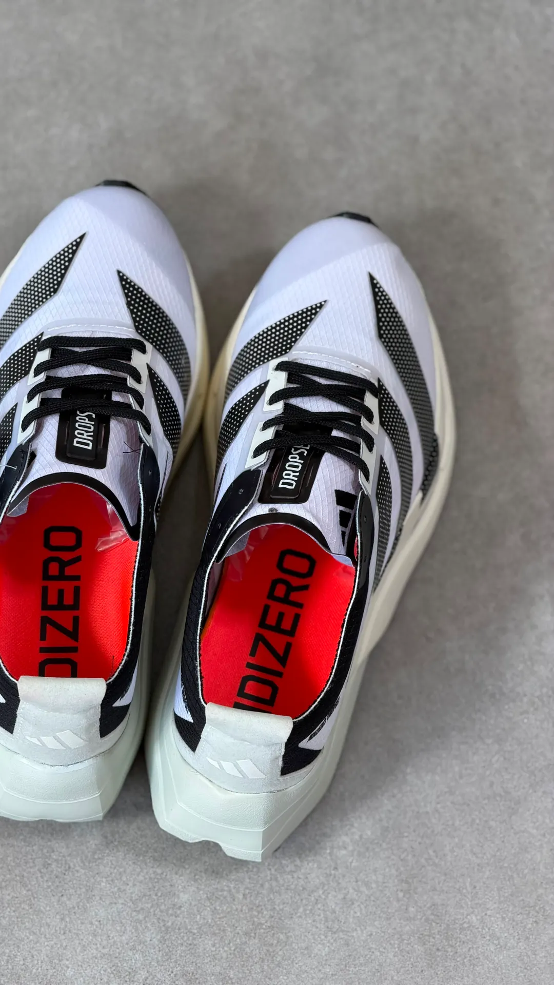Tênis de treino branco com listras pretas e entressola off-white
