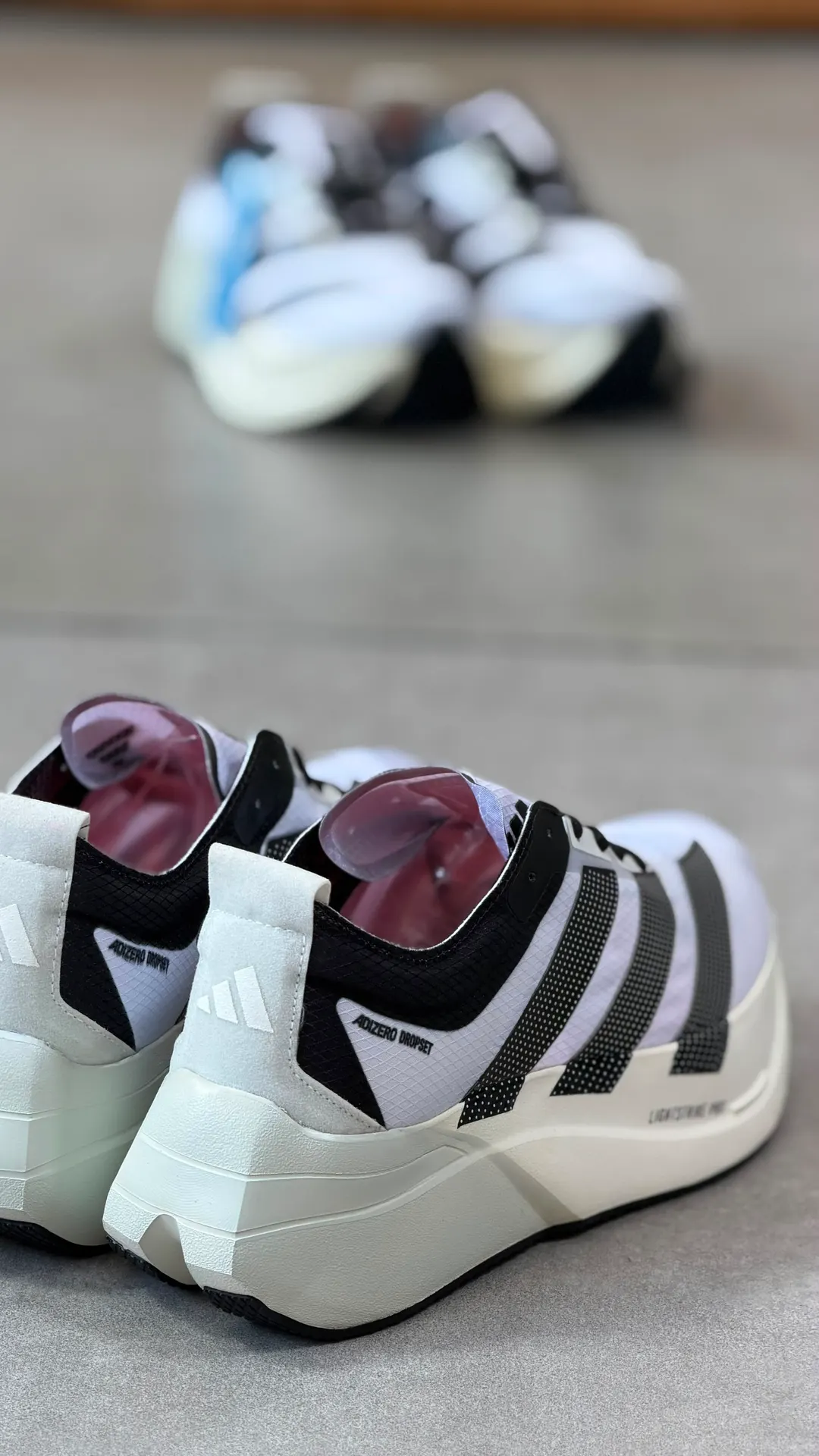 Tênis de treino branco com listras pretas e entressola off-white