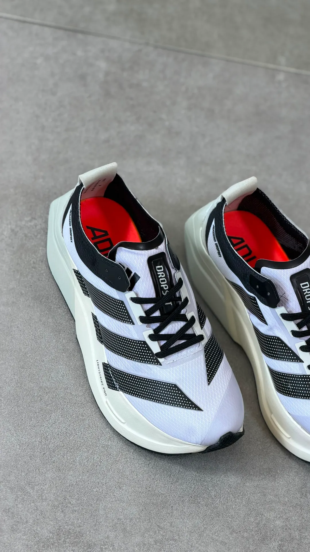 Tênis de treino branco com listras pretas e entressola off-white