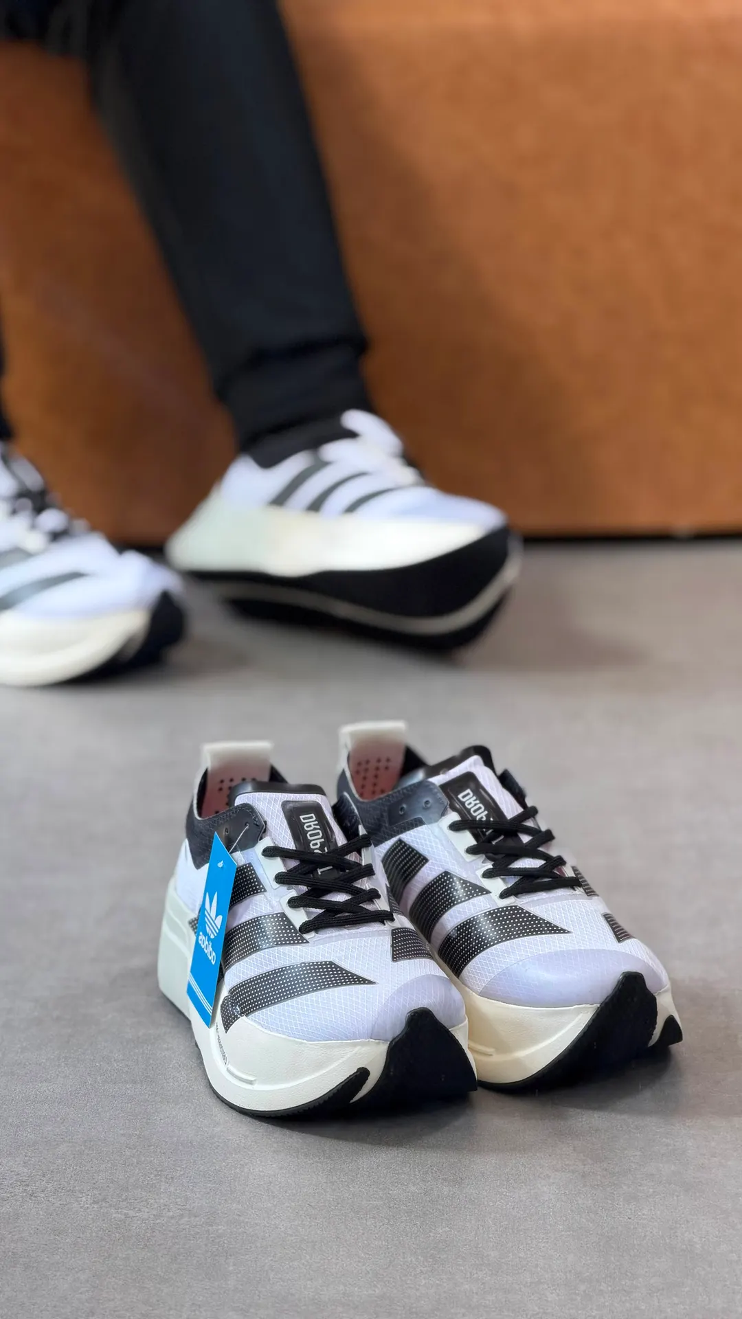 Tênis de treino branco com listras pretas e entressola off-white