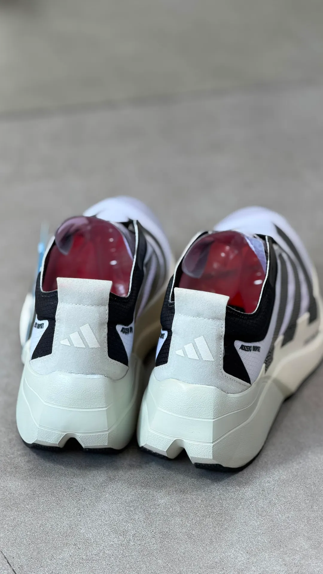 Tênis de treino branco com listras pretas e entressola off-white