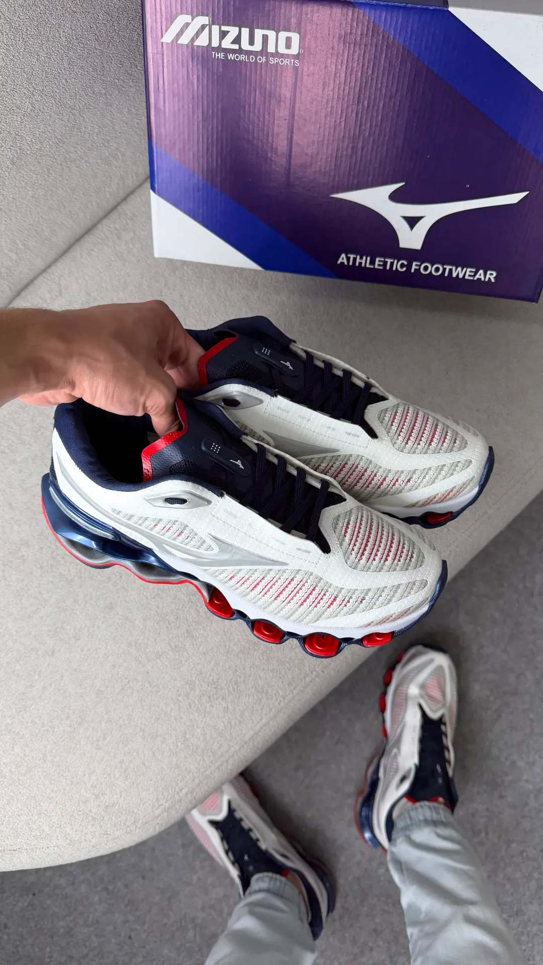 Tênis de treino branco com listras pretas e entressola off-white
