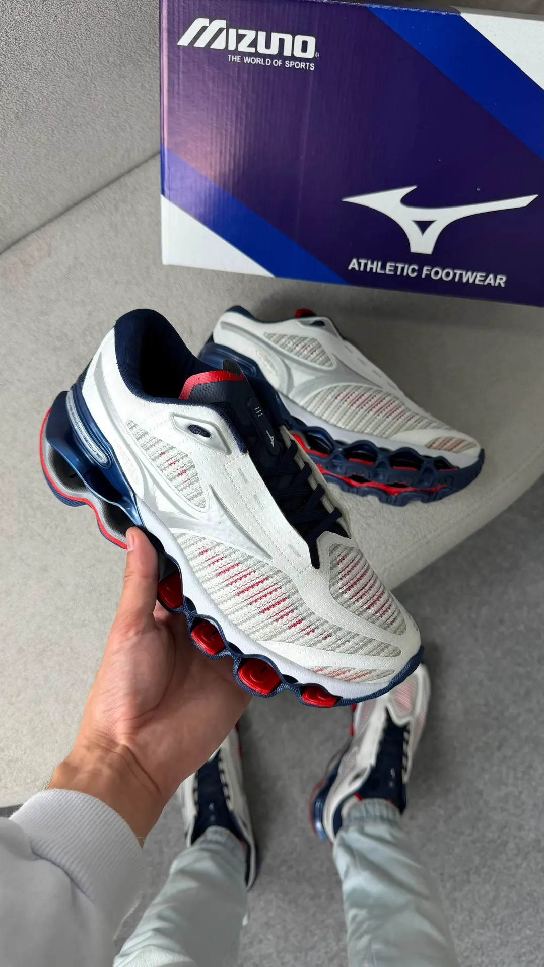 Tênis de treino branco com listras pretas e entressola off-white