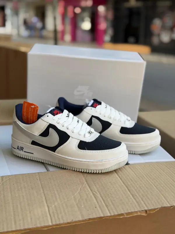 Tênis casual cano baixo off-white com azul-marinho e cinza