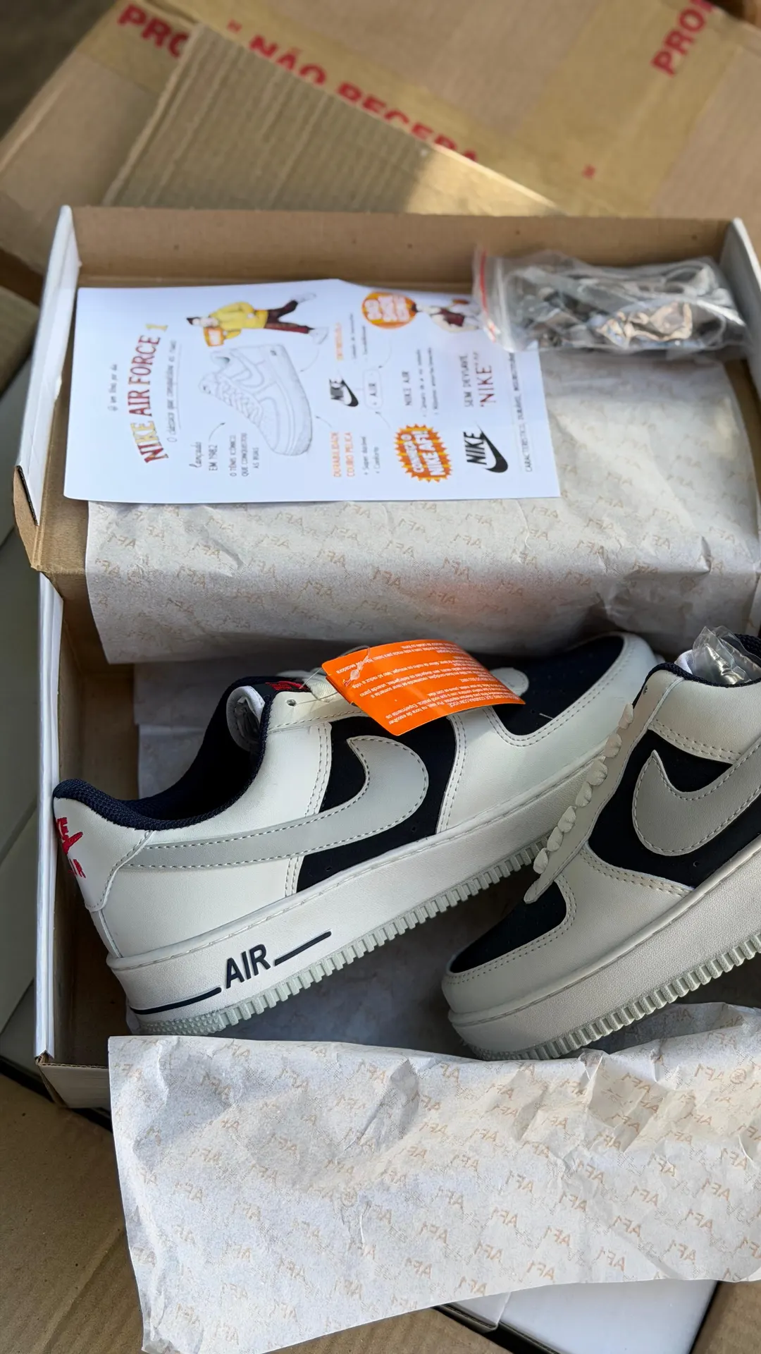 Tênis casual cano baixo off-white com azul-marinho e cinza