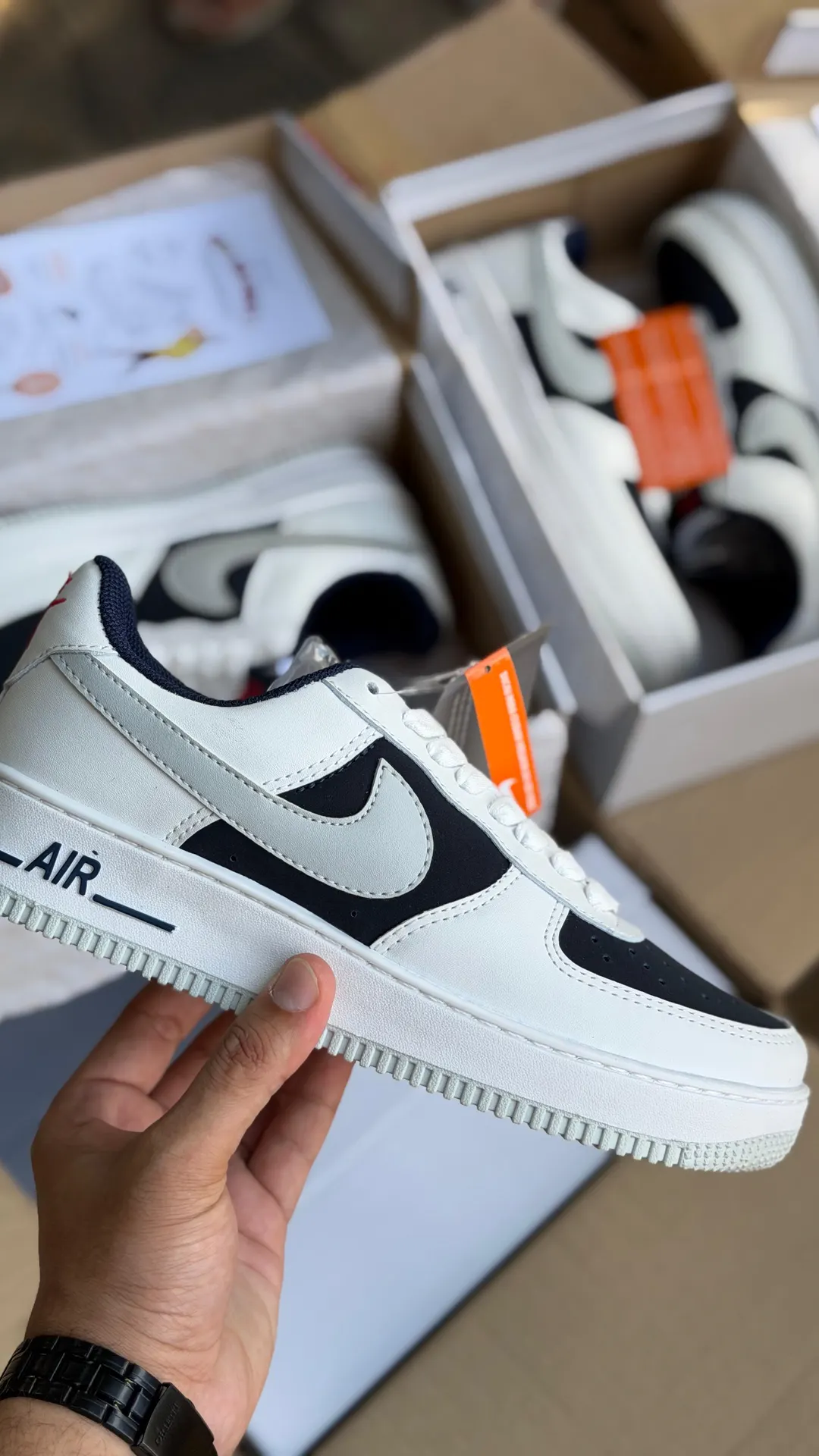 Tênis casual cano baixo off-white com azul-marinho e cinza