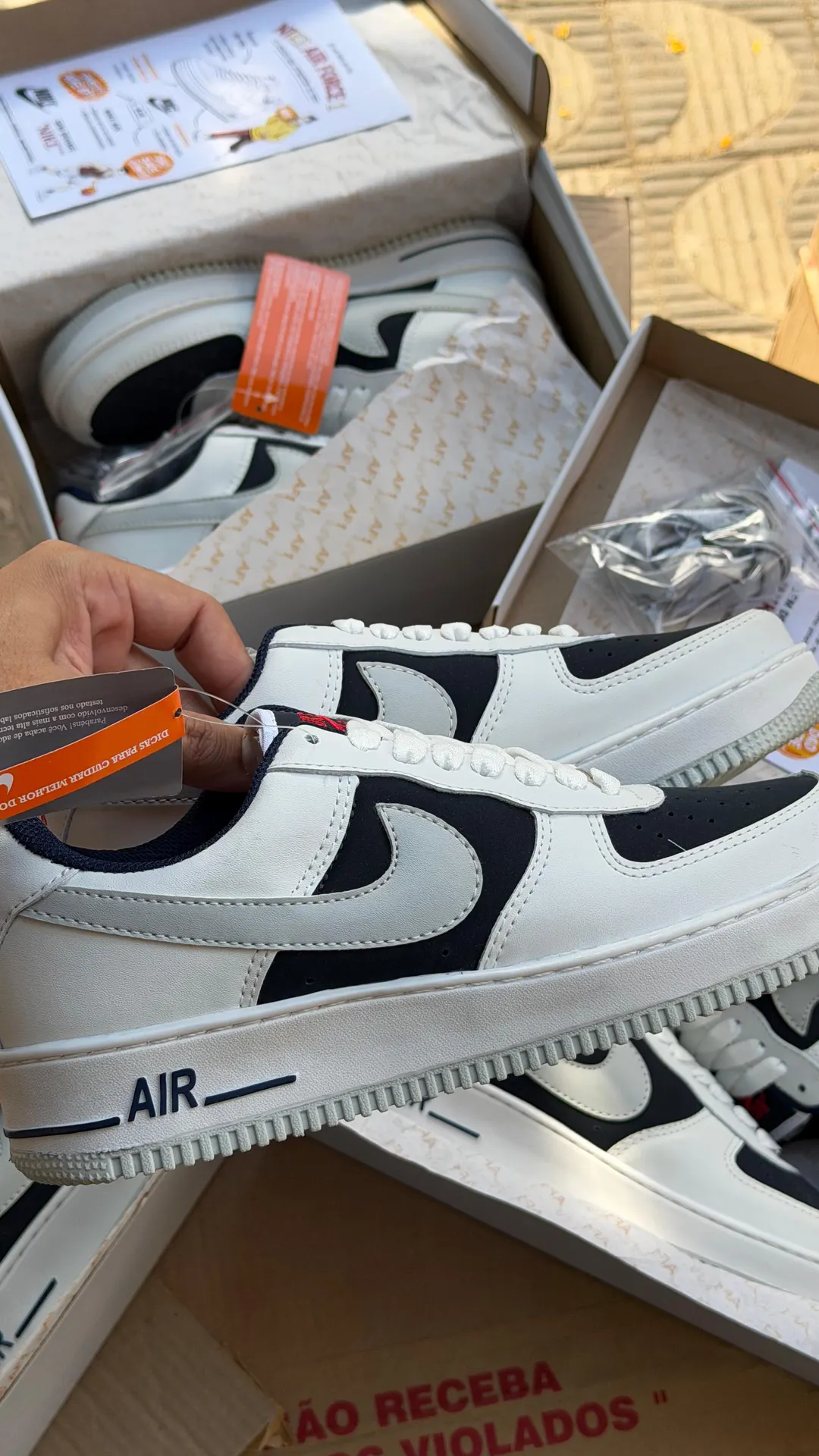 Tênis casual cano baixo off-white com azul-marinho e cinza