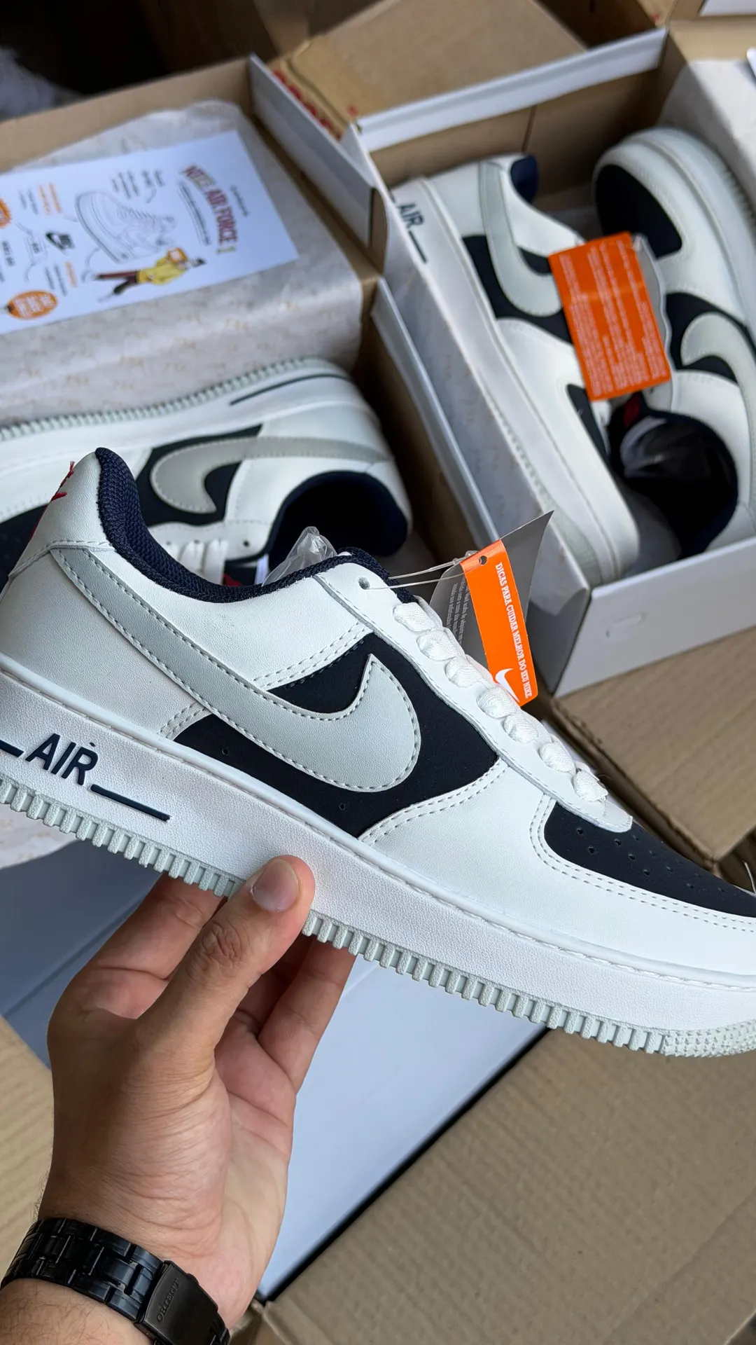 Tênis casual cano baixo off-white com azul-marinho e cinza
