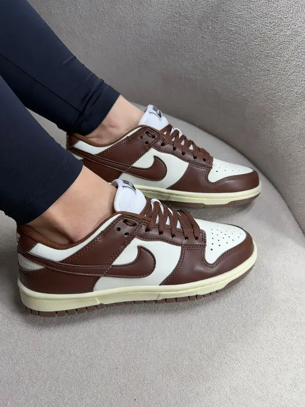 Tênis casual cano baixo branco com marrom e entressola creme