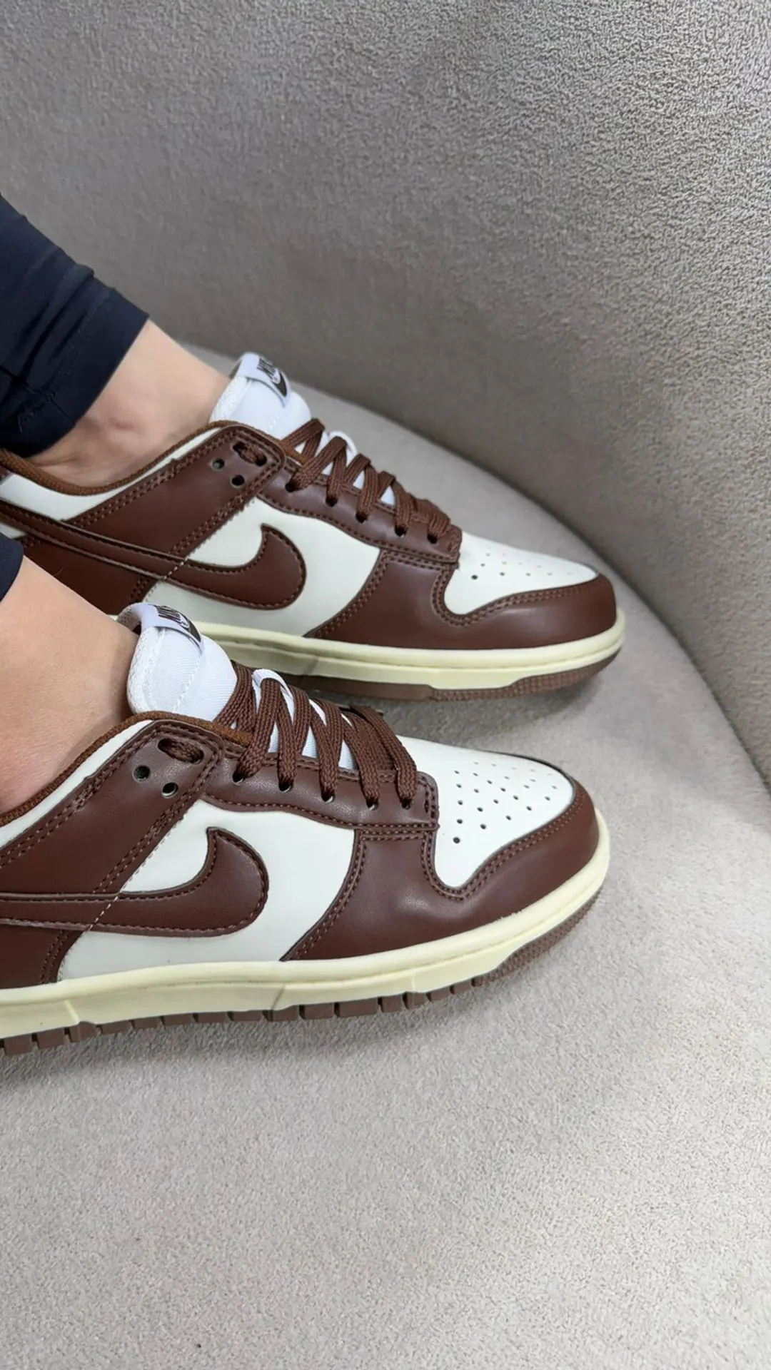 Tênis casual cano baixo branco com marrom e entressola creme