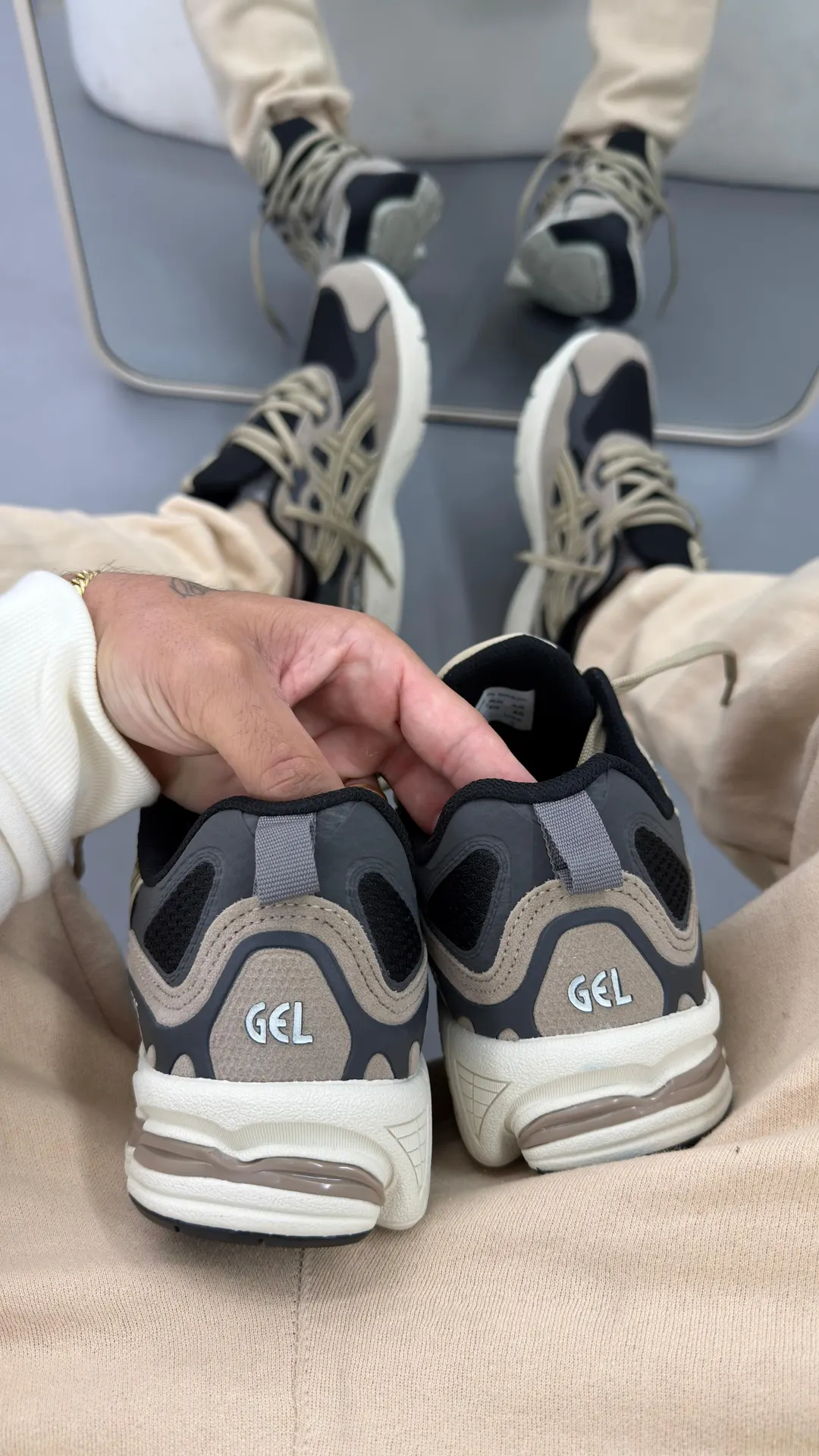 Tênis casual retrô bege e preto