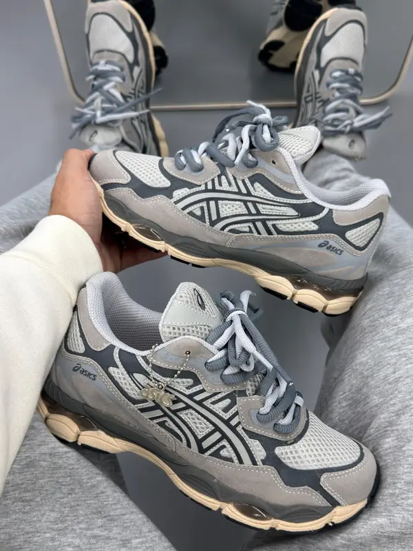 Tênis casual retrô cinza e creme com solado bege