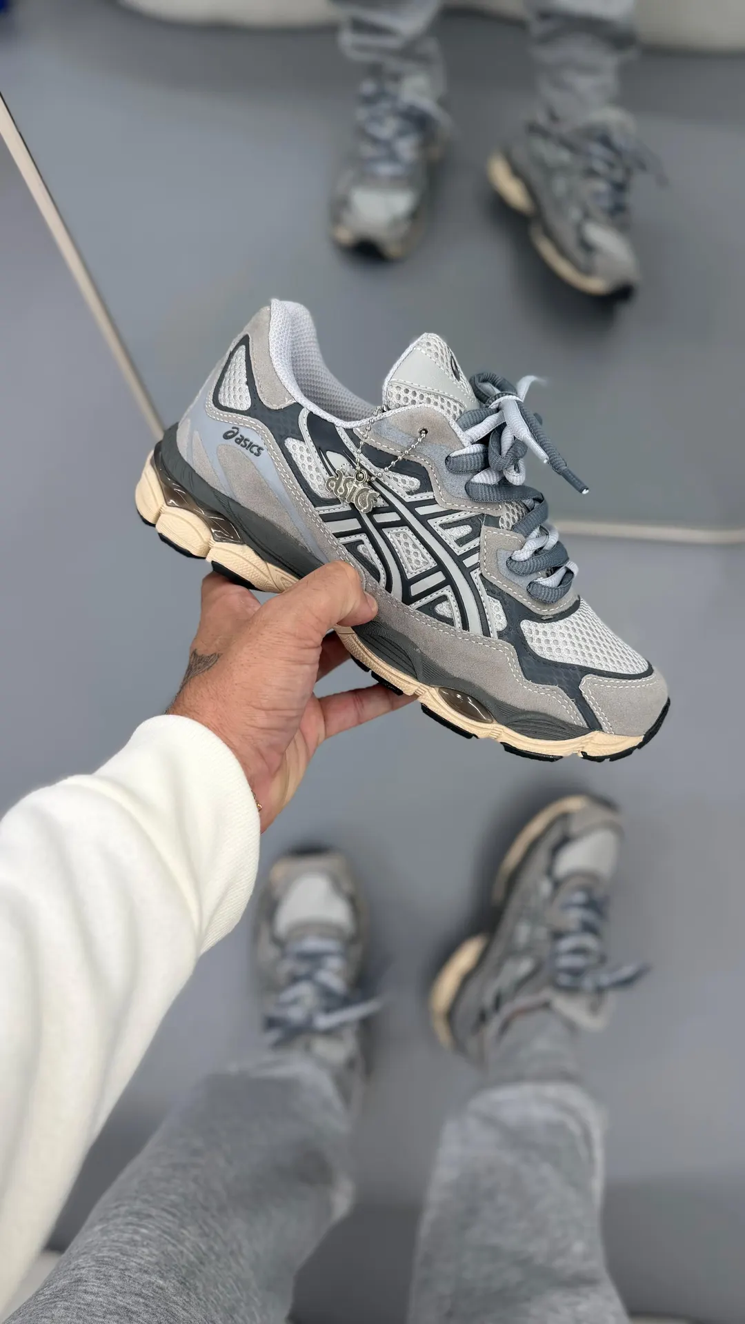 Tênis casual retrô cinza e creme com solado bege