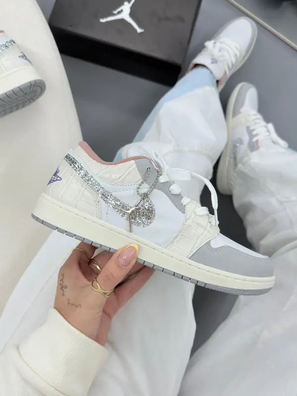 Tênis casual cano baixo branco e cinza com detalhe em glitter prateado
