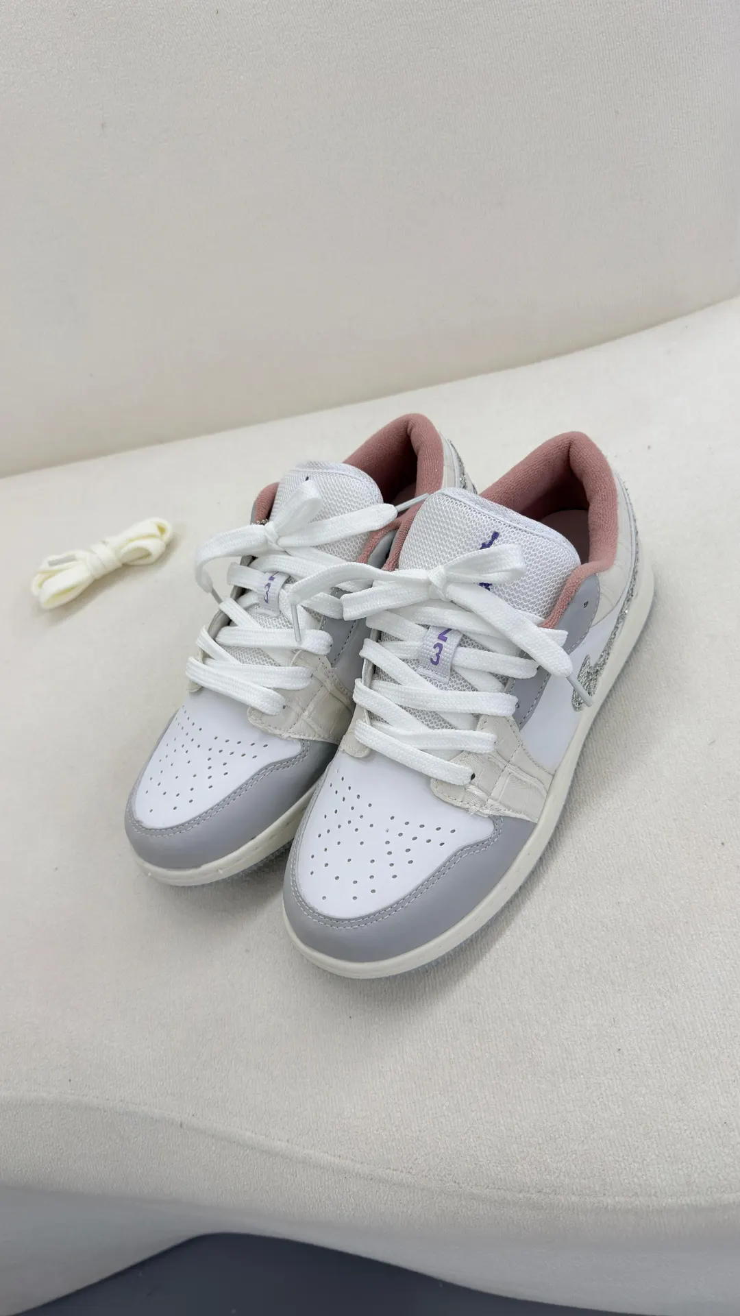 Tênis casual cano baixo branco e cinza com detalhe em glitter prateado