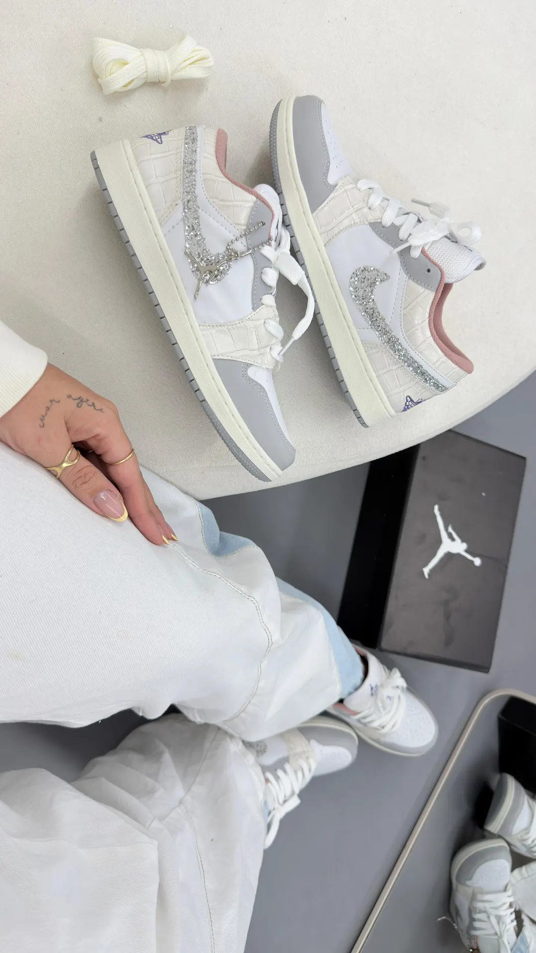 Tênis casual cano baixo branco e cinza com detalhe em glitter prateado