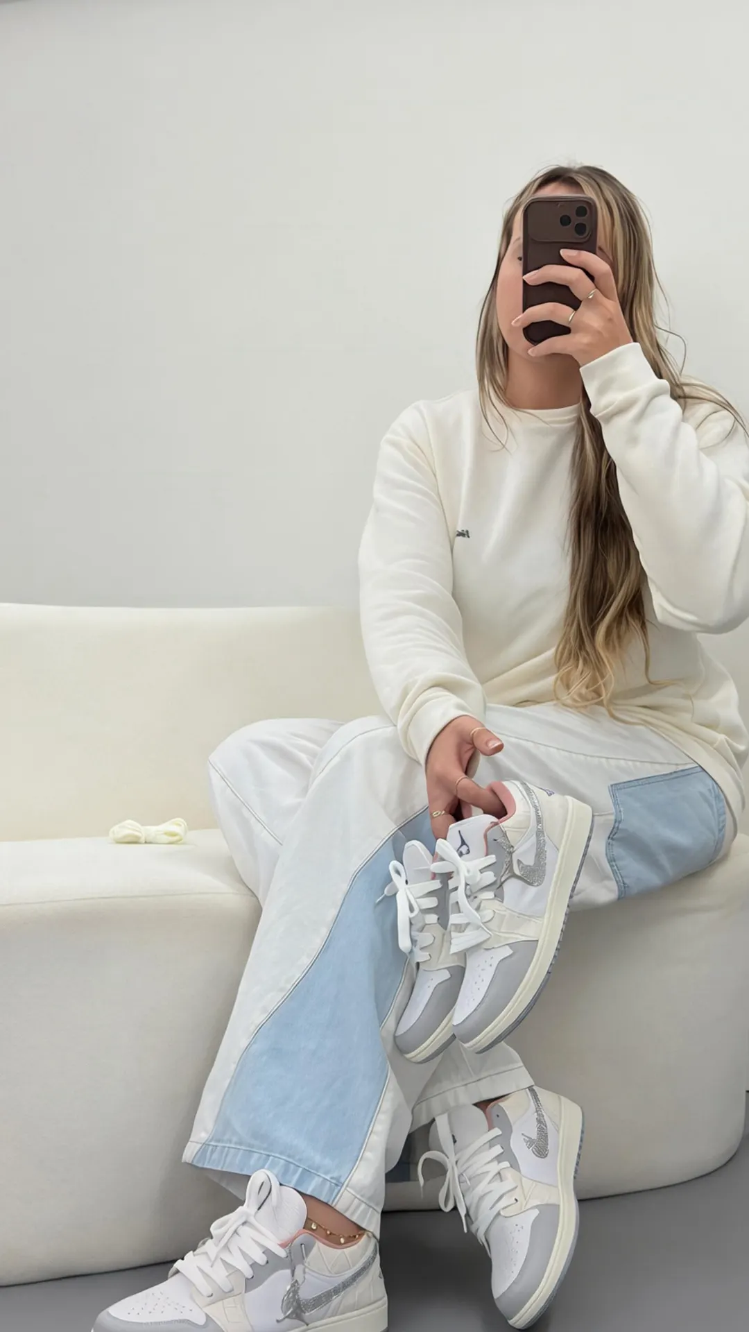 Tênis casual cano baixo branco e cinza com detalhe em glitter prateado
