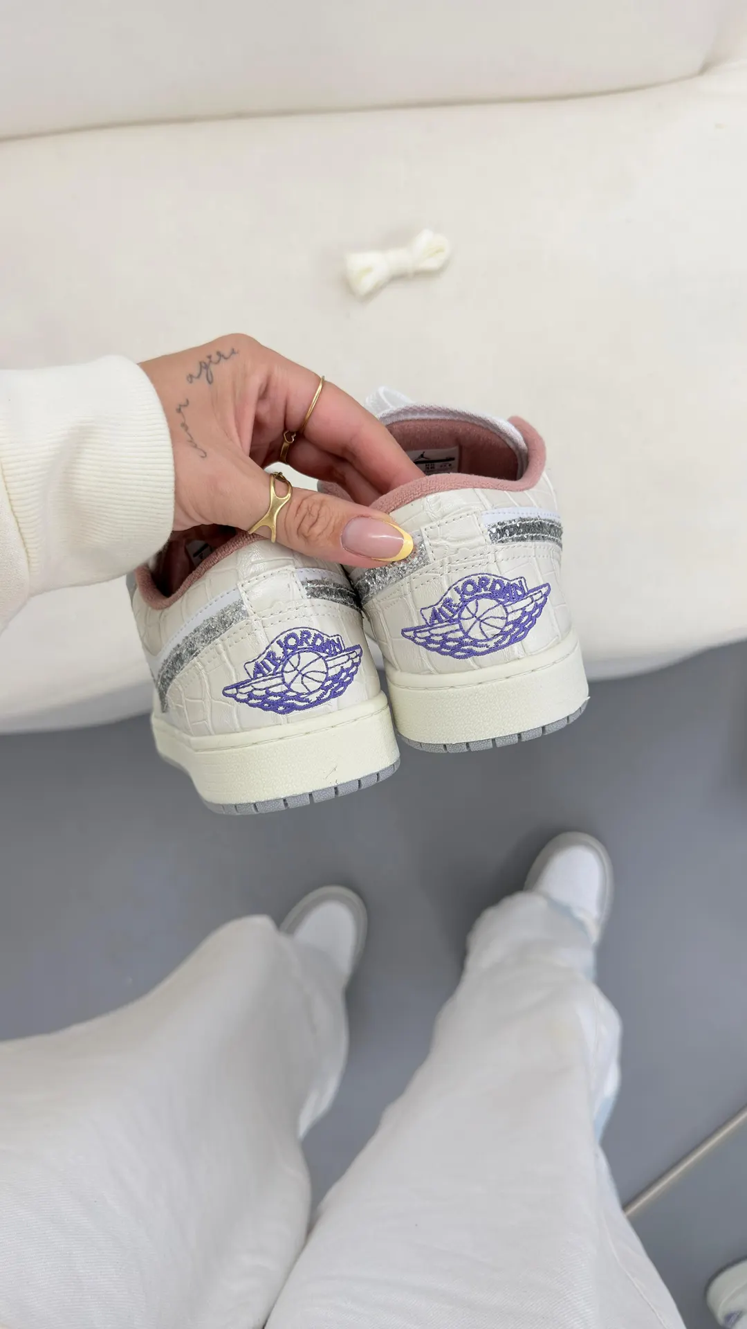 Tênis casual cano baixo branco e cinza com detalhe em glitter prateado