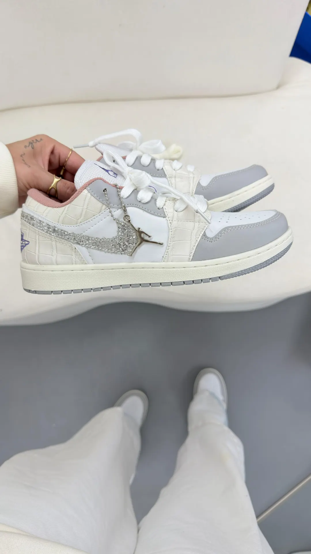 Tênis casual cano baixo branco e cinza com detalhe em glitter prateado