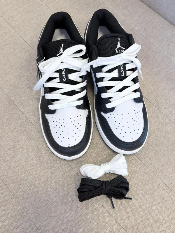 Tênis casual cano baixo branco e preto, com cadarços extras