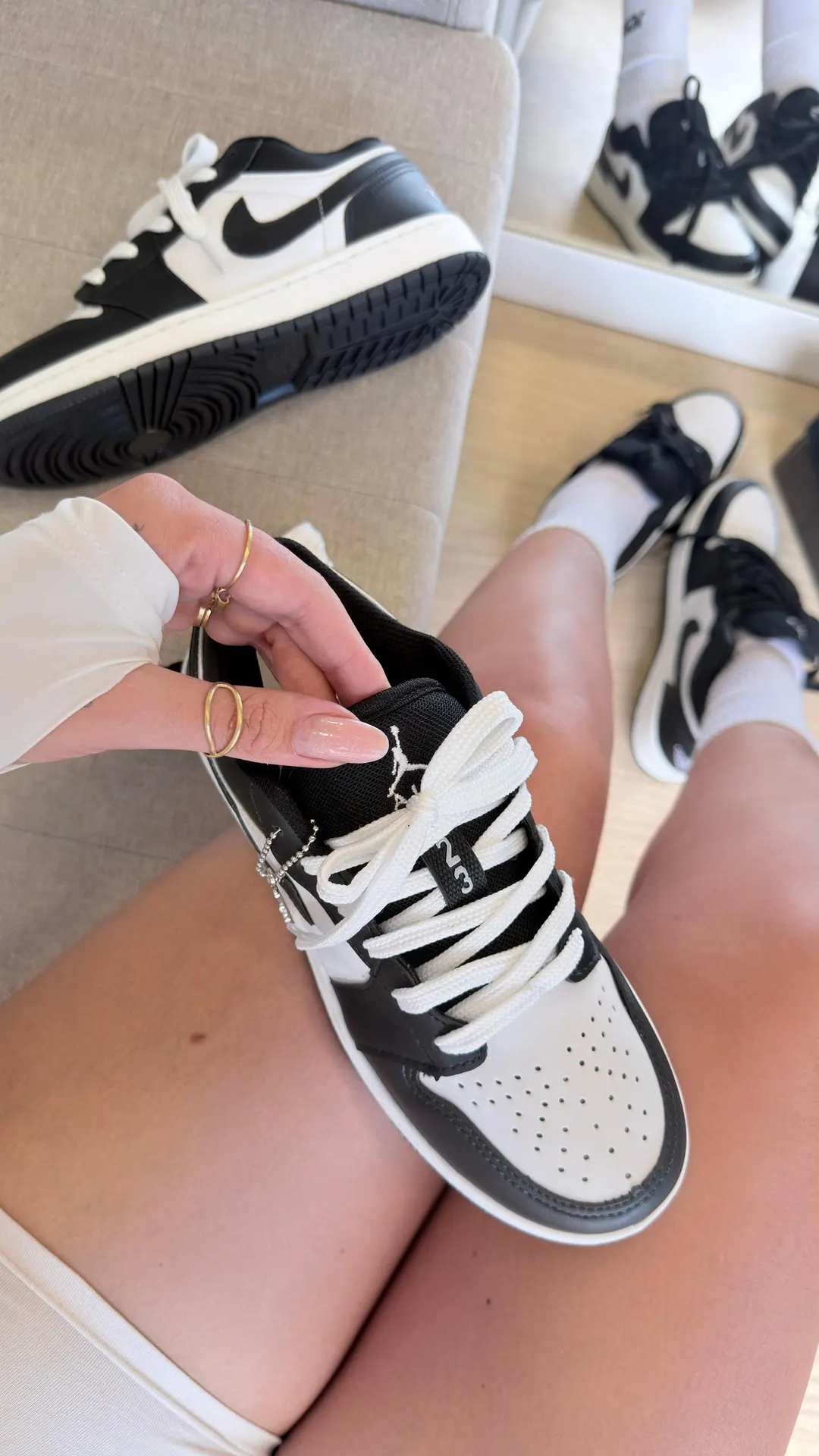 Tênis casual cano baixo branco e preto, com cadarços extras