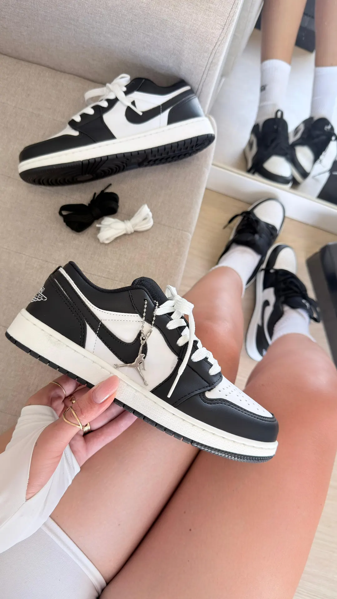 Tênis casual cano baixo branco e preto, com cadarços extras