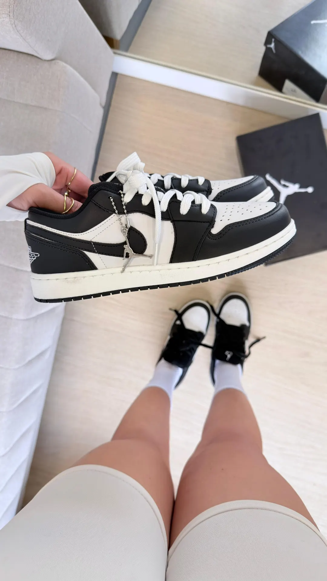 Tênis casual cano baixo branco e preto, com cadarços extras