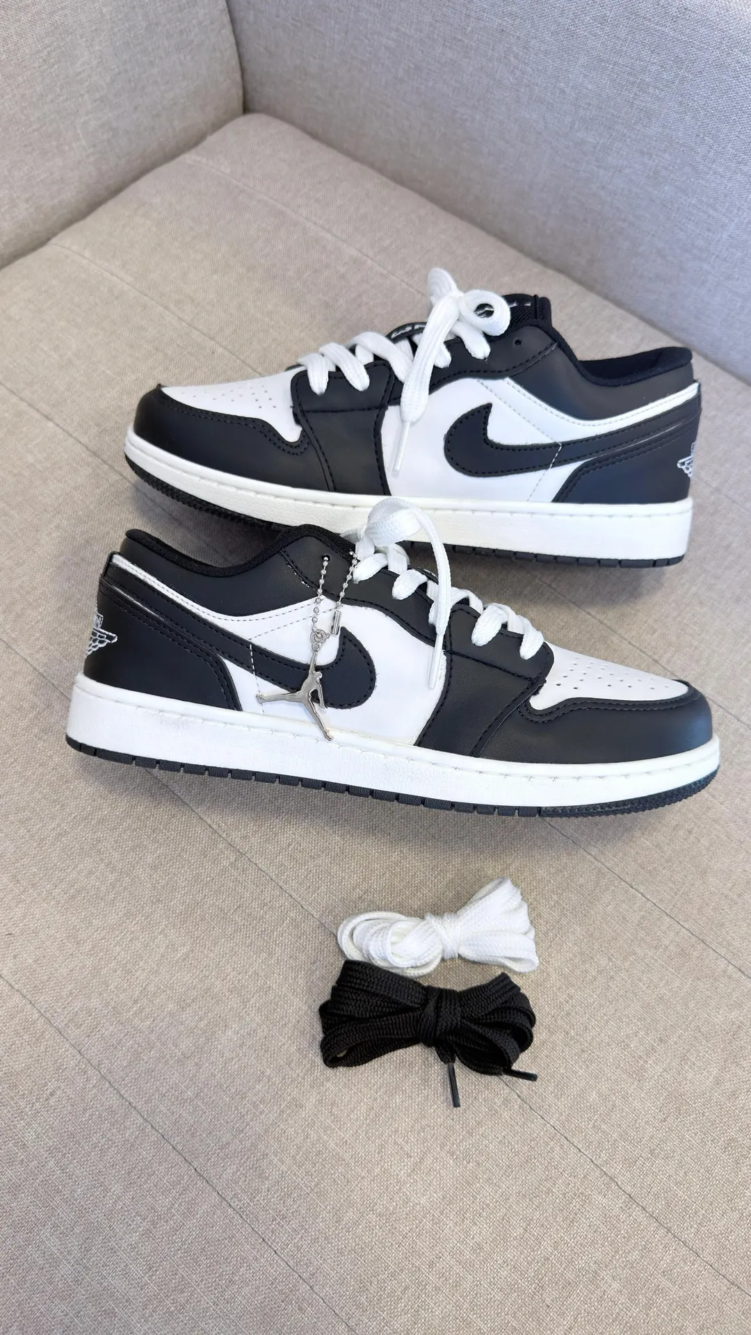 Tênis casual cano baixo branco e preto, com cadarços extras