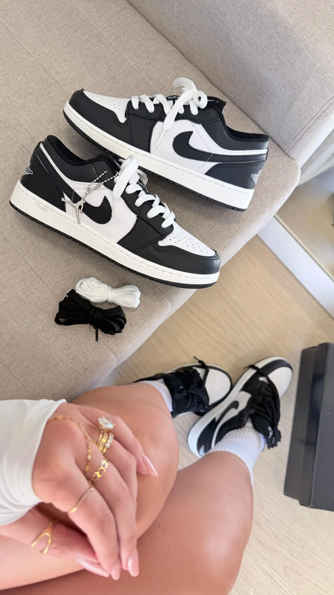 Tênis casual cano baixo branco e preto, com cadarços extras