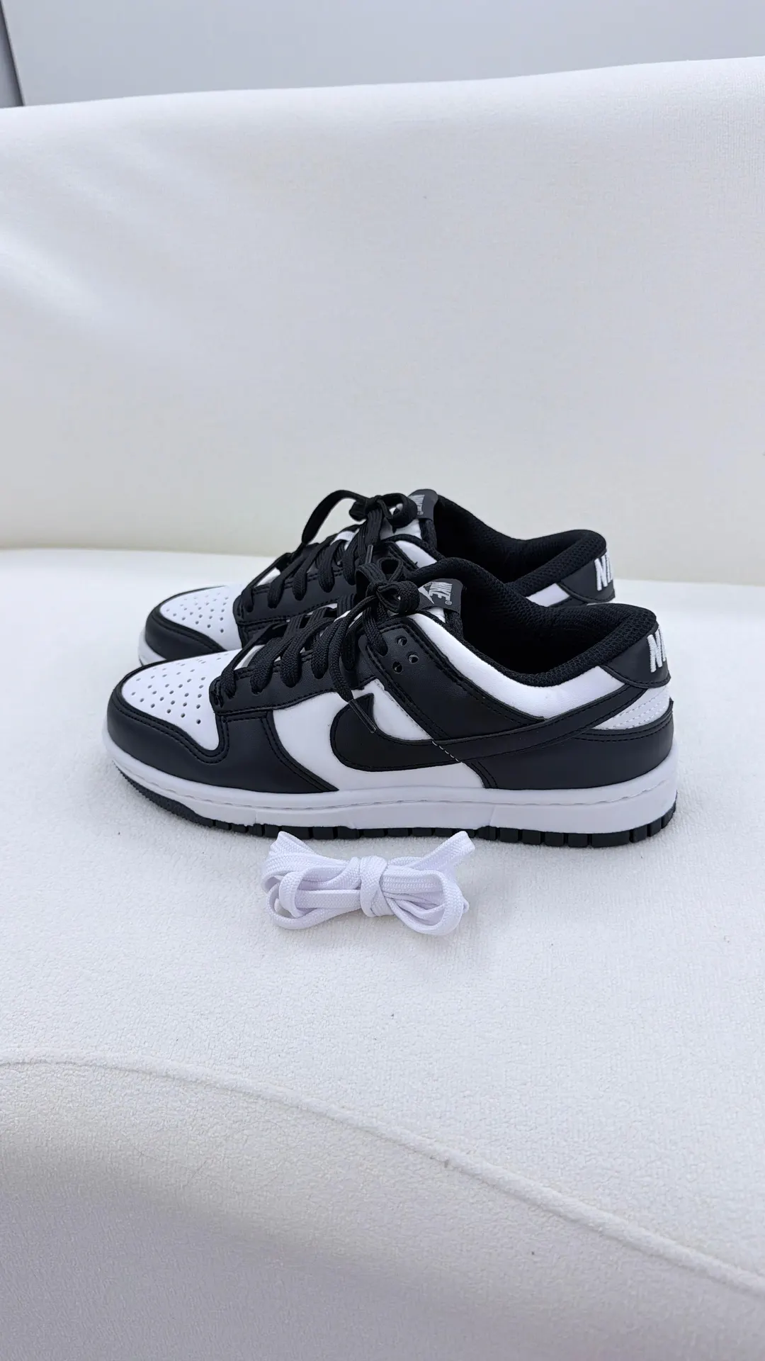 Tênis casual cano baixo branco e preto
