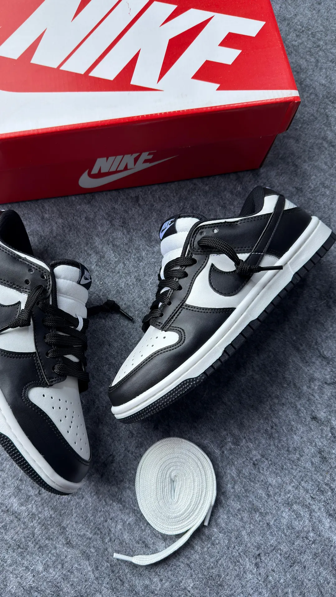 Tênis casual cano baixo branco e preto