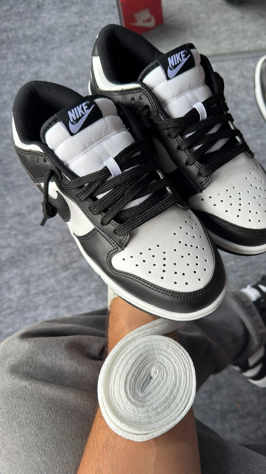 Tênis casual cano baixo branco e preto