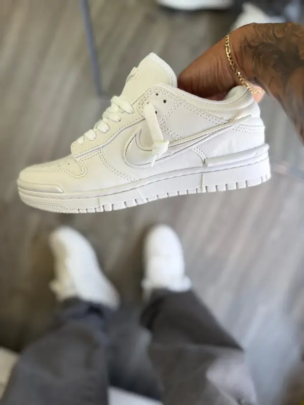 Tênis casual cano baixo branco off-white com solado de recorte torcido