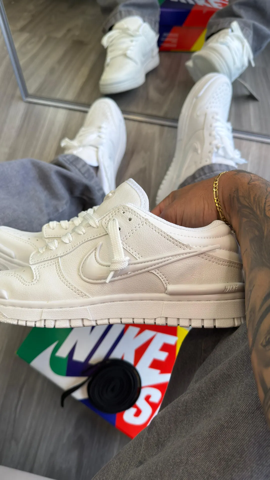 Tênis casual cano baixo branco off-white com solado de recorte torcido