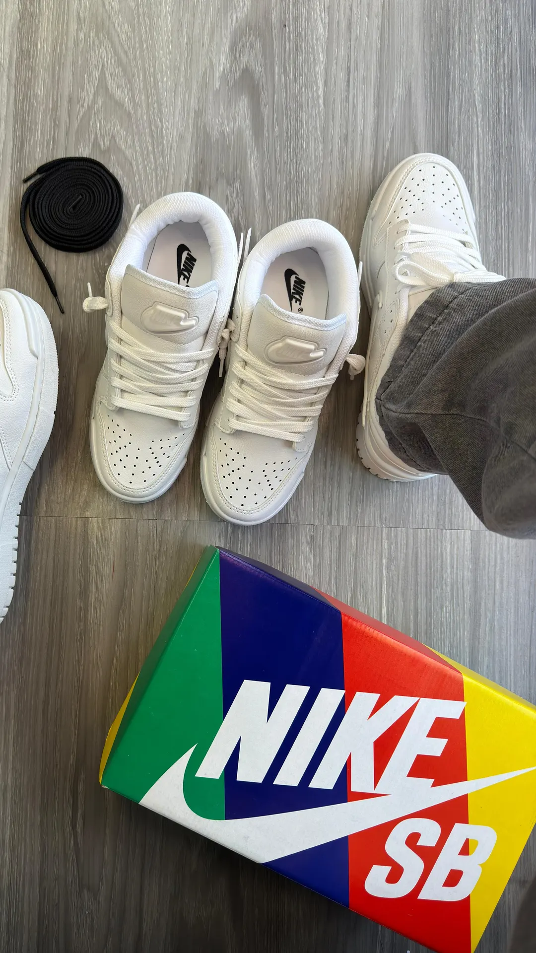 Tênis casual cano baixo branco off-white com solado de recorte torcido