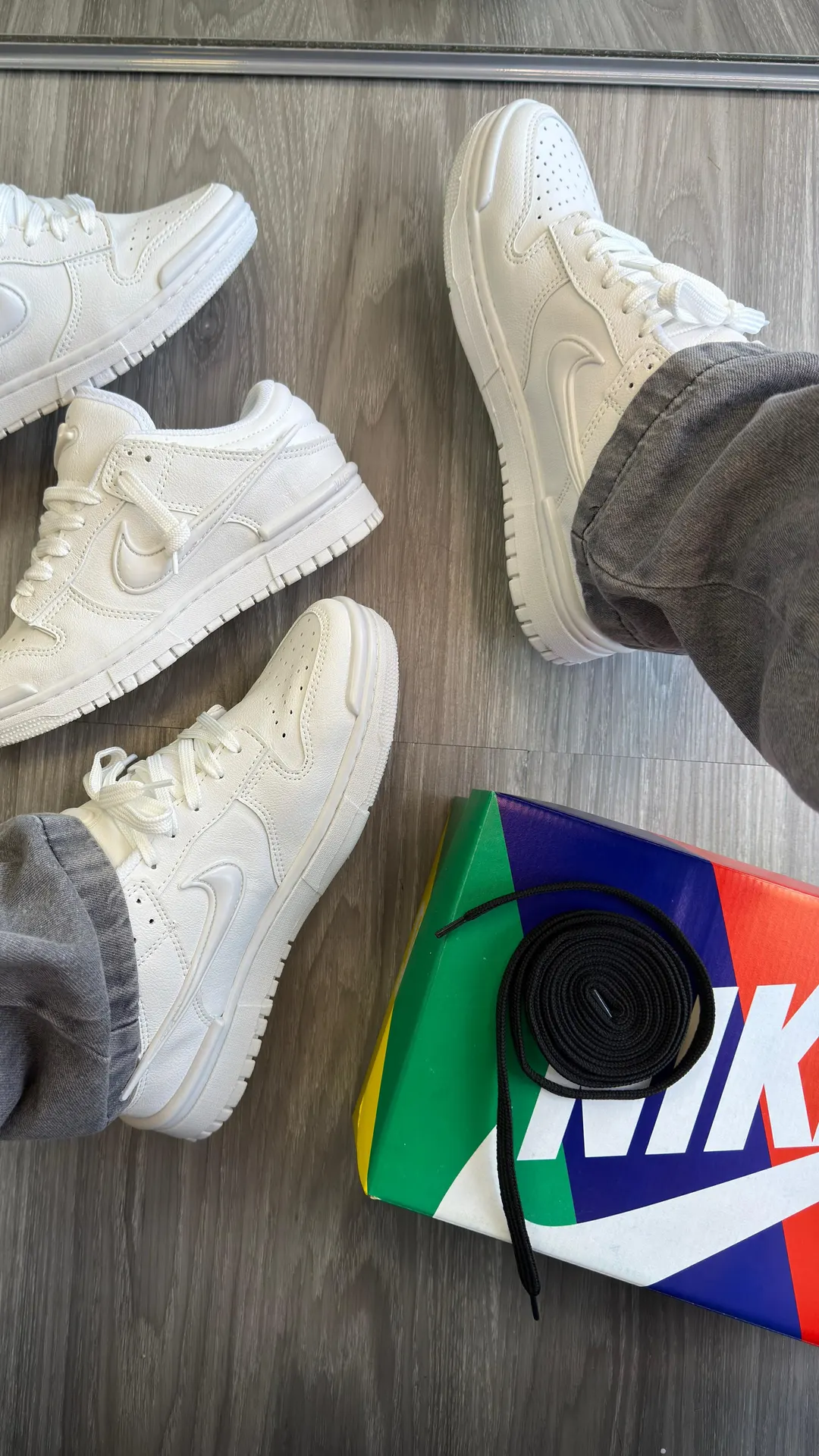 Tênis casual cano baixo branco off-white com solado de recorte torcido