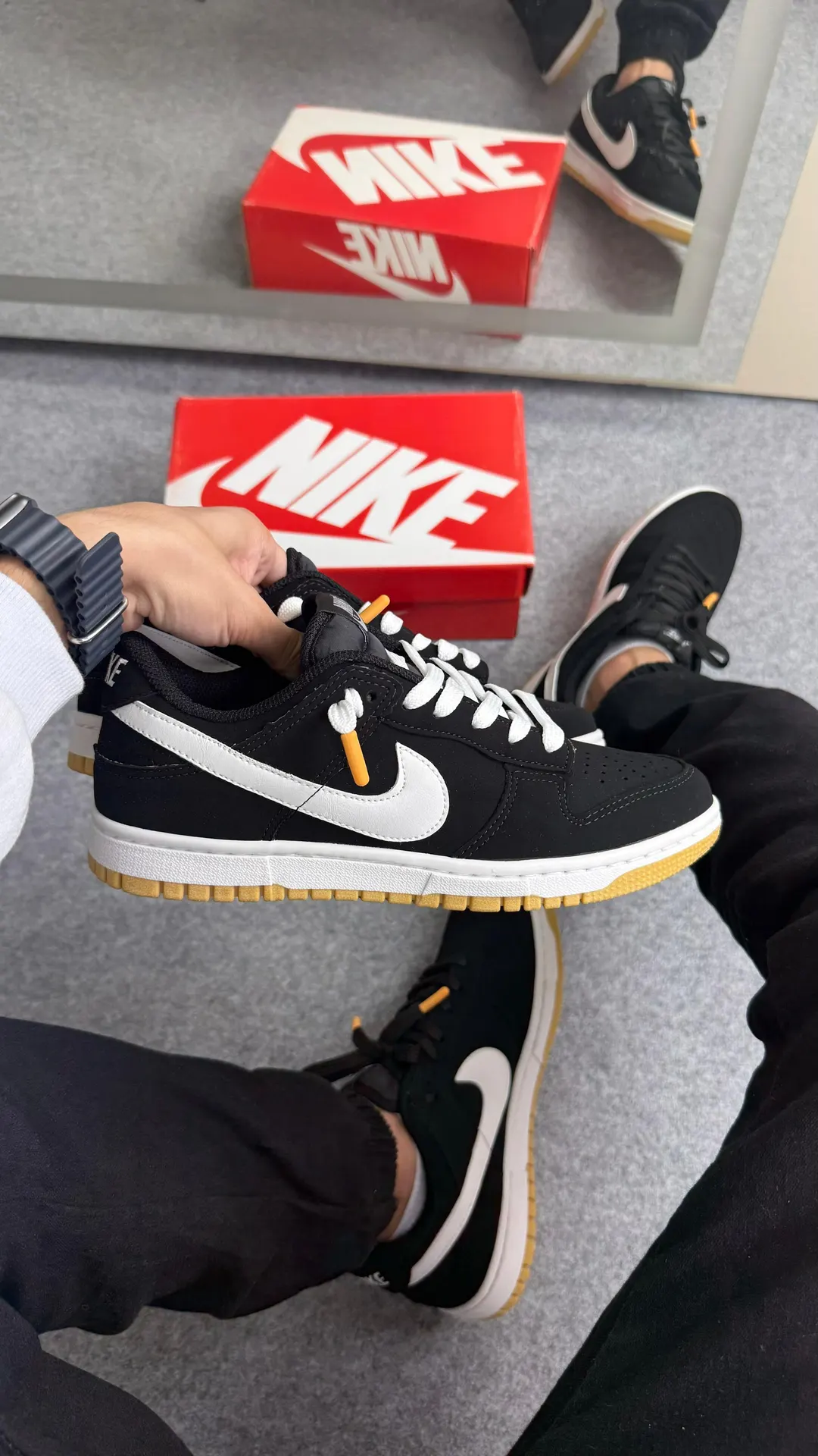 Tênis casual cano baixo preto com logo branco e solado caramelo