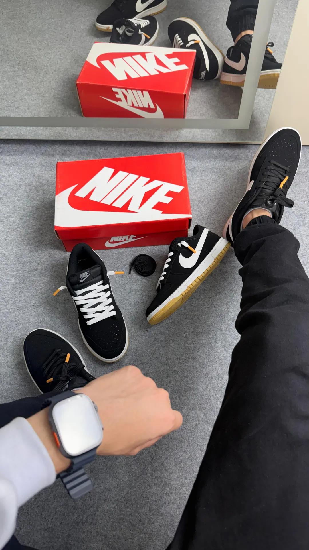 Tênis casual cano baixo preto com logo branco e solado caramelo