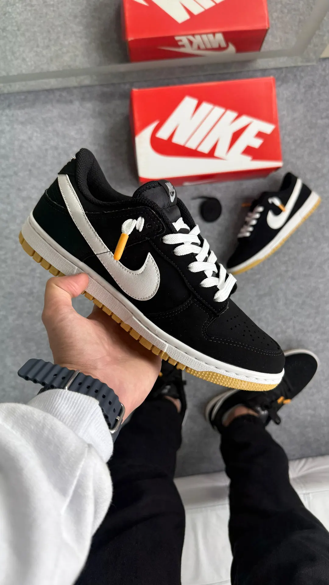 Tênis casual cano baixo preto com logo branco e solado caramelo