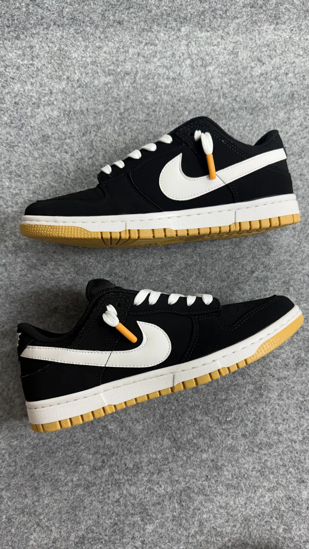 Tênis casual cano baixo preto com logo branco e solado caramelo