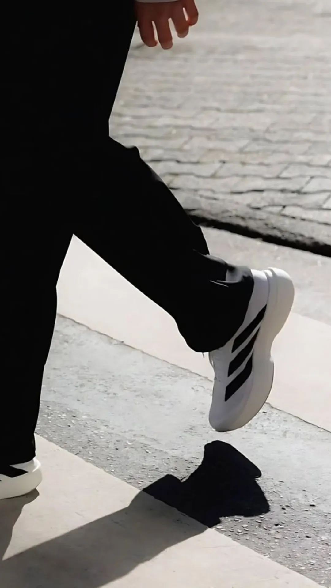 Tênis de corrida branco com listras pretas