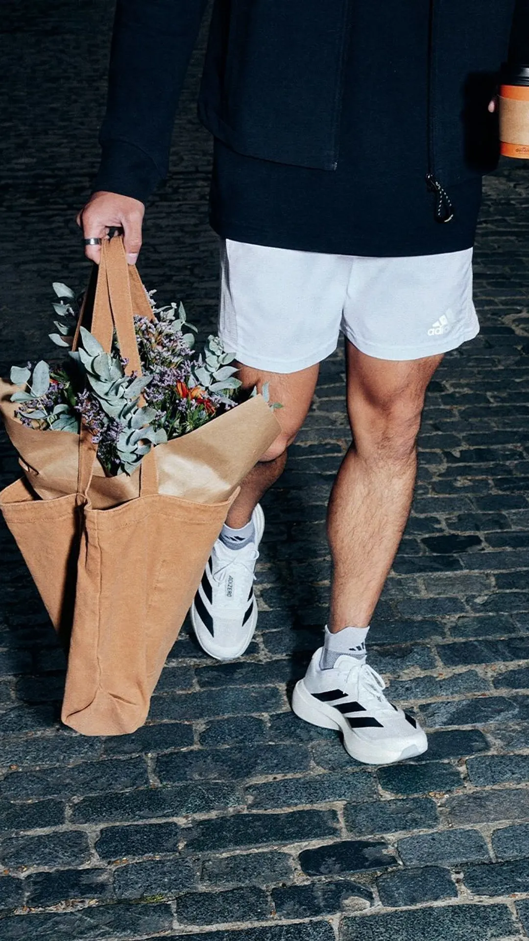 Tênis de corrida branco com listras pretas