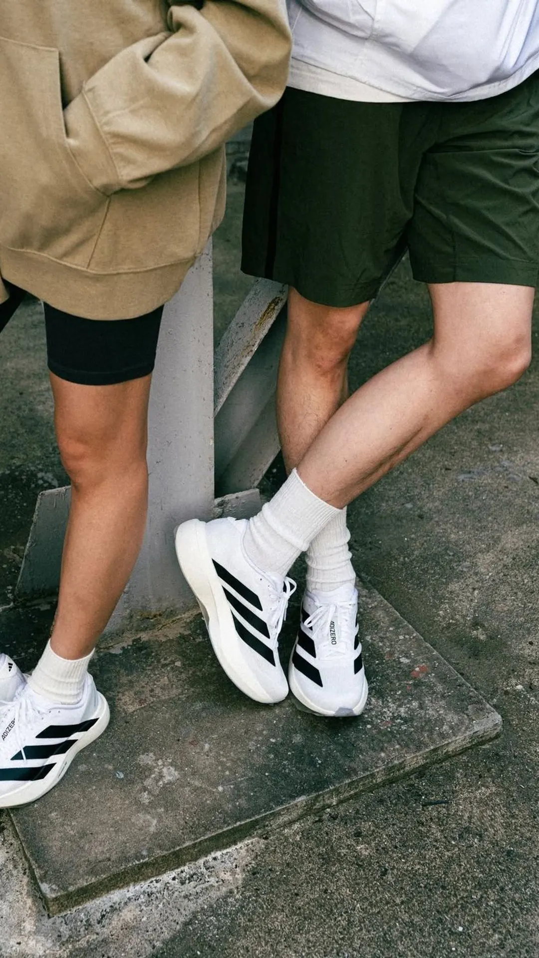 Tênis de corrida branco com listras pretas