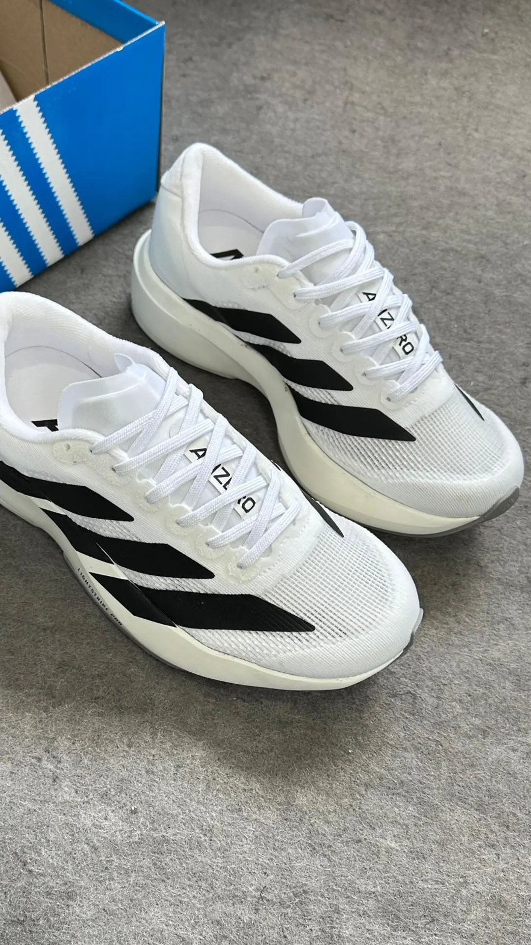 Tênis de corrida branco com listras pretas