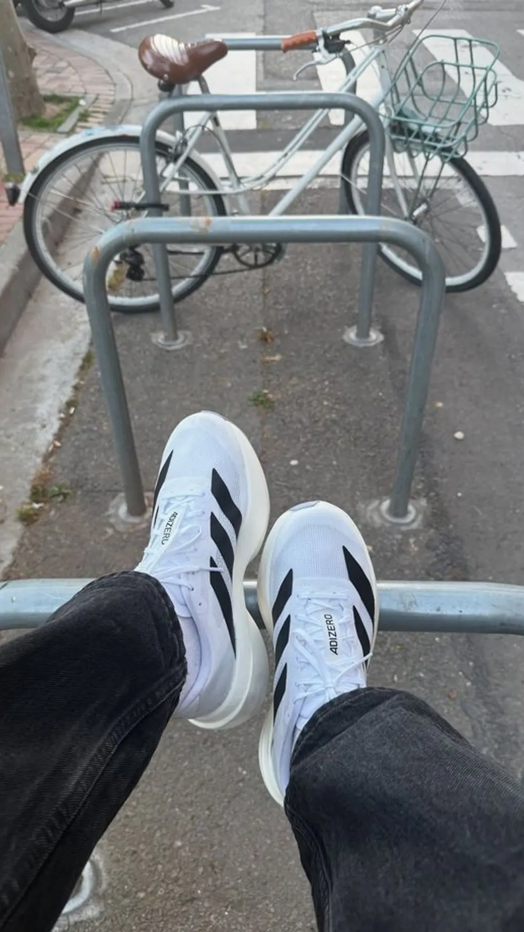 Tênis de corrida branco com listras pretas