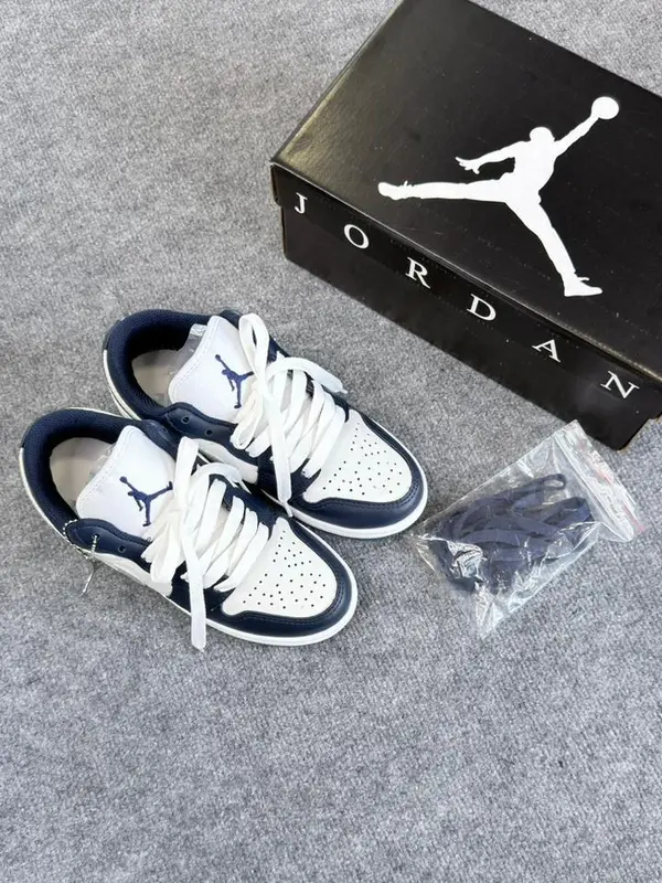Tênis casual cano baixo branco com azul-marinho